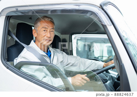 シニア男性　トラック　運送業 88824637