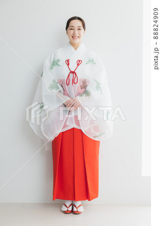 巫女 全身 88824909