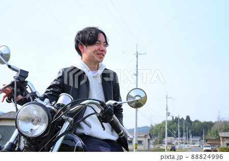 バイクに乗る男性 バイクに乗る男性 88824996