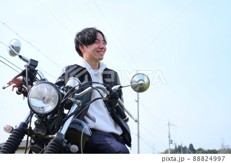 バイクに乗る男性 バイクに乗る男性 88824997