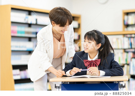 中学生　教室　学校　撮影協力：中央工学校附属日本語学校 88825034