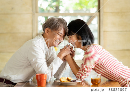 ミドルカップル　カフェ　デート 88825097