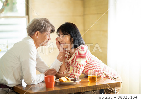 ミドルカップル　カフェ　デート 88825104