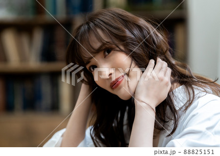 シックなリビングで寛ぐ女性 88825151