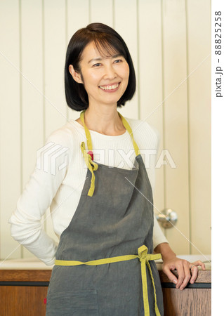 ミドル女性 キッチン ミドル女性 キッチン 88825258