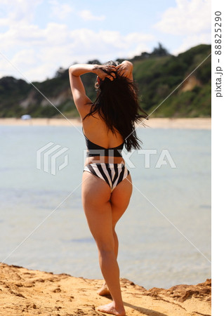 オーストラリアの夏の海に入るビキニ姿の女性の後ろ姿の写真素材 5290