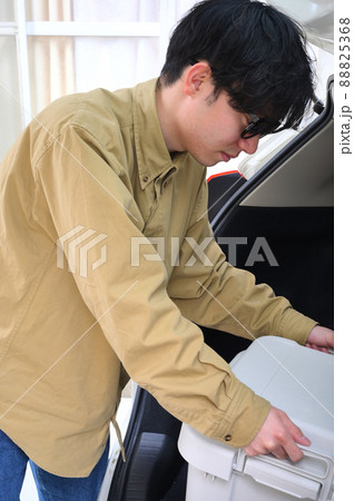 車の荷台に荷物を積む男性　レジャー　 88825368