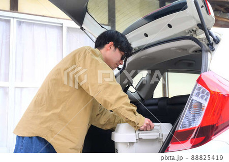 車の荷台に荷物を積む男性　レジャー　 88825419