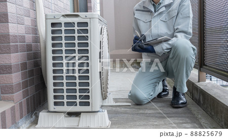 エアコン室外機点検・設置イメージ｜作業服の男性 88825679
