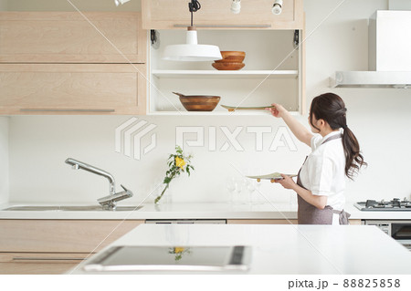 キッチンを整理するアジア人女性 88825858