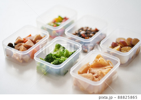 タッパに詰められた惣菜 タッパに詰められた惣菜 88825865