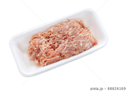 トレーに入った調理前の鶏挽き肉【白背景】 88826169