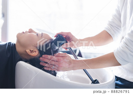 美容室 美容院 美容師 シャンプをする女性 美容室 美容院 美容師 シャンプをする女性 88826791