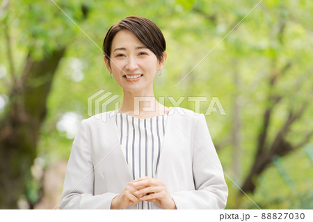 働く女性　ポートレート　緑背景 88827030