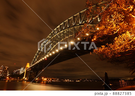 ミルソンズポイントから眺めるオーストラリアシドニーの美しい都市夜景 ミルソンズポイントから眺めるオーストラリアシドニーの美しい都市夜景 88827385