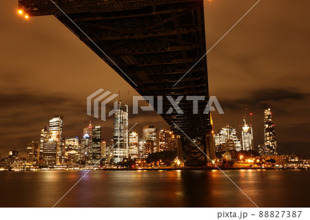 ミルソンズポイントから眺めるオーストラリアシドニーの美しい都市夜景 88827387