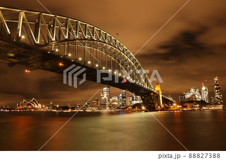 ミルソンズポイントから眺めるオーストラリアシドニーの美しい都市夜景 88827388