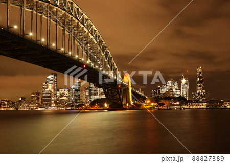 ミルソンズポイントから眺めるオーストラリアシドニーの美しい都市夜景 88827389