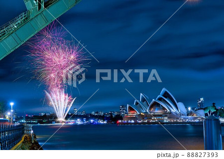 オーストラリアシドニーのハーバーで打ちあがる花火 88827393