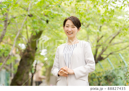 働く女性 ポートレート 緑背景 働く女性 ポートレート 緑背景 88827435