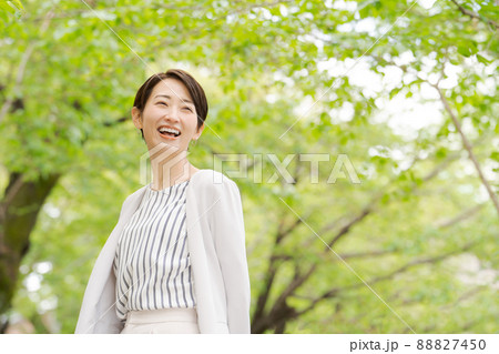 働く女性　ポートレート　緑背景 88827450