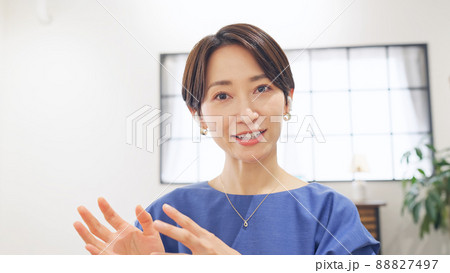 カメラに向かって話す女性　ビデオ通話　ユーチューバー 88827497