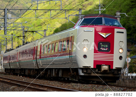 伯備線を走る381系L特急やくも4両（ビビッド調） 88827702