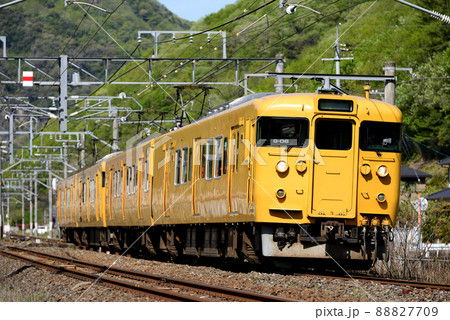 伯備線を走る115系普通電車4両(ビビッド調) 伯備線を走る115系普通電車4両(ビビッド調) 88827709