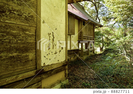 月山富田城内の古くなったお子守り神社 88827711
