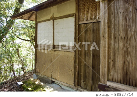 月山富田城内の古くなったお子守り神社 月山富田城内の古くなったお子守り神社 88827714