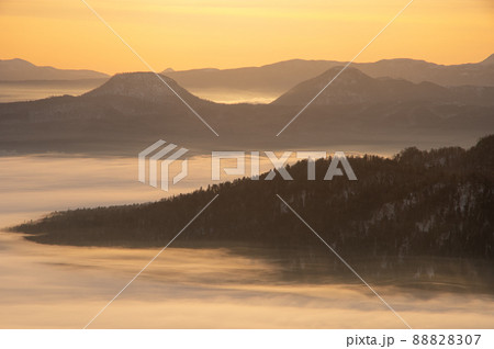 早朝の美幌峠の雲海と山々のシルエット 88828307