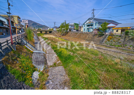 徳島県美馬市脇町の脇町劇場オデオン座を南橋から見る 徳島県美馬市脇町の脇町劇場オデオン座を南橋から見る 88828317