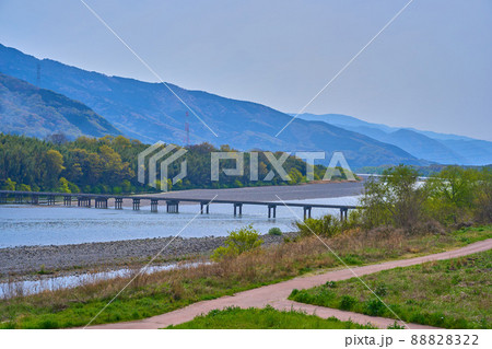 春の徳島県美馬市脇町と穴吹町間の吉野川に架かる脇町潜水橋 春の徳島県美馬市脇町と穴吹町間の吉野川に架かる脇町潜水橋 88828322
