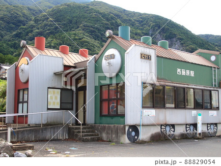 SLの形をした駅舎を持つ三岐鉄道三岐線の終着駅西藤原駅 88829054