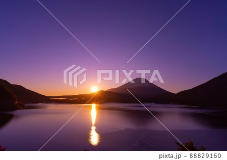 富士山　本栖湖　日の出 88829160