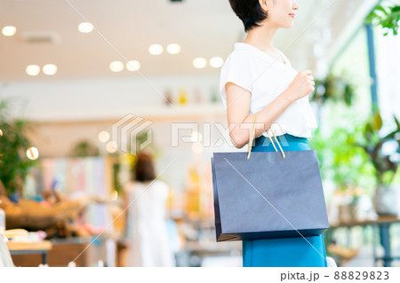 買い物をするミドルの女性 88829823