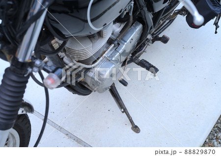 バイクの側面 スタンド エンジン バイクの側面 スタンド エンジン 88829870
