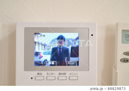 訪問販売の男性 インターホン 営業 訪問販売の男性 インターホン 営業 88829873