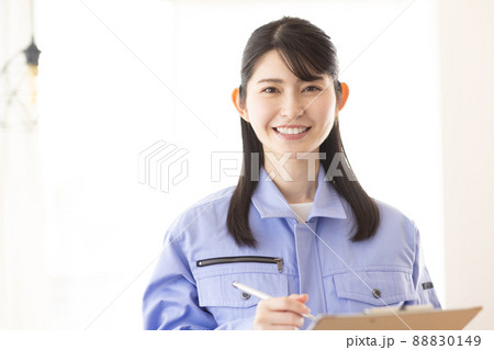 作業服を着た働く女性 作業服を着た働く女性 88830149
