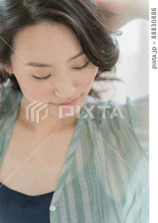 心地良い朝を楽しむ女性 88830886