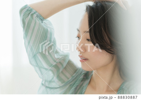心地良い朝を楽しむ女性 心地良い朝を楽しむ女性 88830887