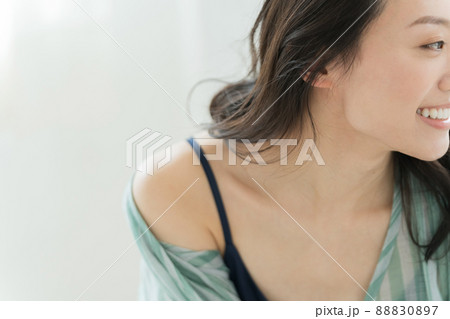 心地良い朝を楽しむ女性 88830897
