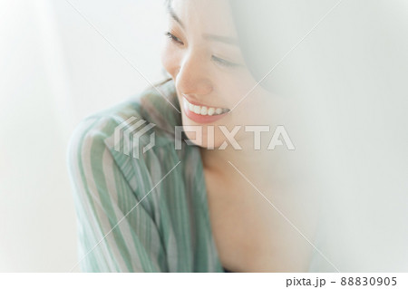 心地良い朝を楽しむ女性 心地良い朝を楽しむ女性 88830905