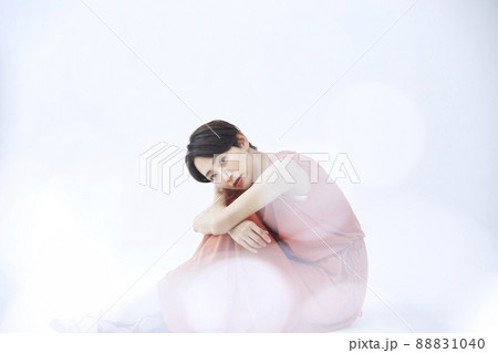 オレンジ色のワンピースを着た女性　 88831040