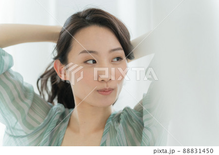 髪を気にする若い女性 髪を気にする若い女性 88831450