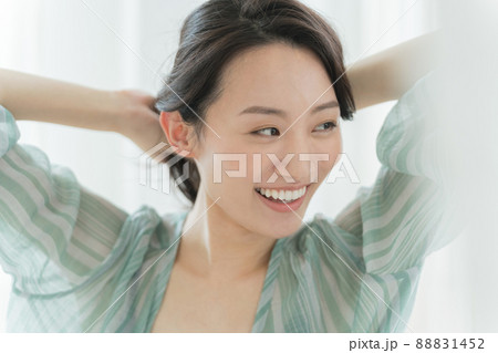 髪を気にする若い女性 髪を気にする若い女性 88831452