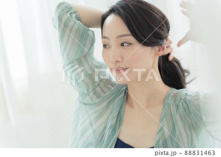 髪を気にする若い女性 髪を気にする若い女性 88831463