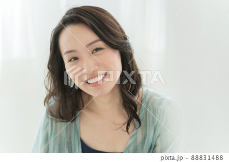 心地良い朝を楽しむ女性 88831488