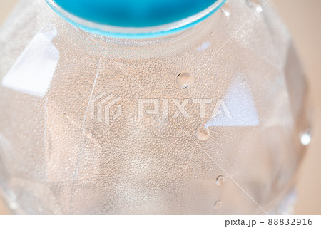 ペットボトルの内側に付いた水滴 青いキャップ 88832916
