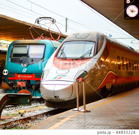 駅に停車しているETR600とE464電気機関車 88833228